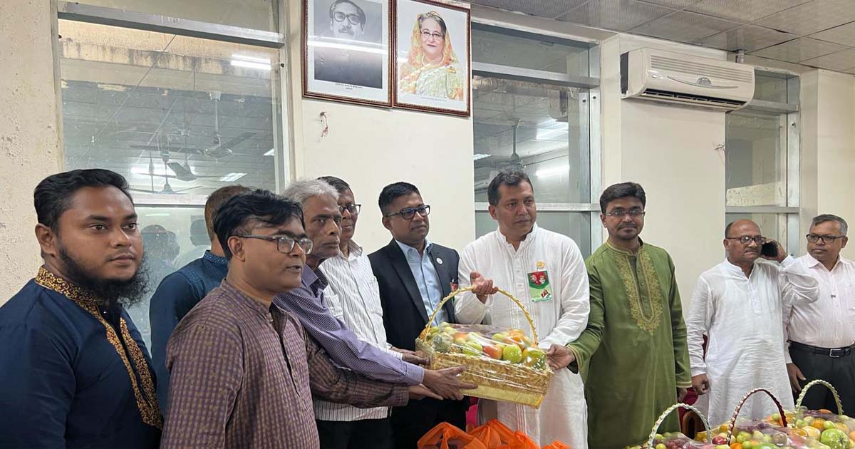 যুদ্ধাহত বীর মুক্তিযোদ্ধাদের জন্য ফলমূল ও মিষ্টি পাঠালেন প্রধানমন্ত্রী