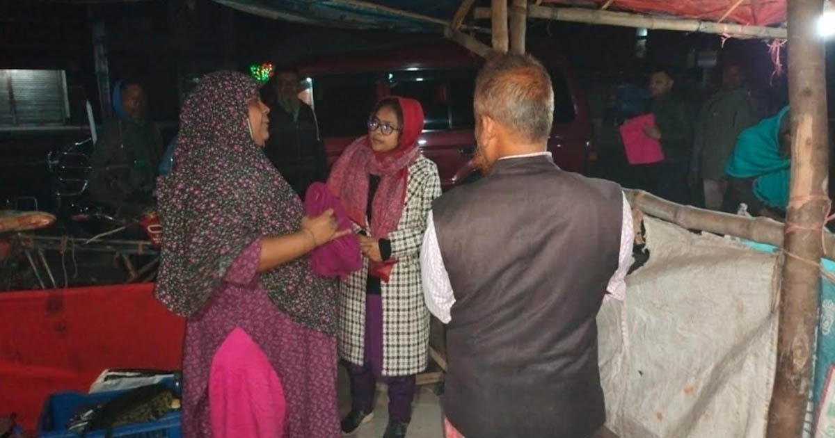 গভীর রাতে রাতে শীতার্তদের গায়ে কম্বল জড়িয়ে দিলেন ইউএনও শামীমা