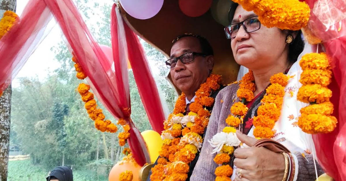 ঘোড়ার গাড়িতে করে প্রধান শিক্ষককে রাজকীয় বিদায় জানাল শিক্ষার্থীরা