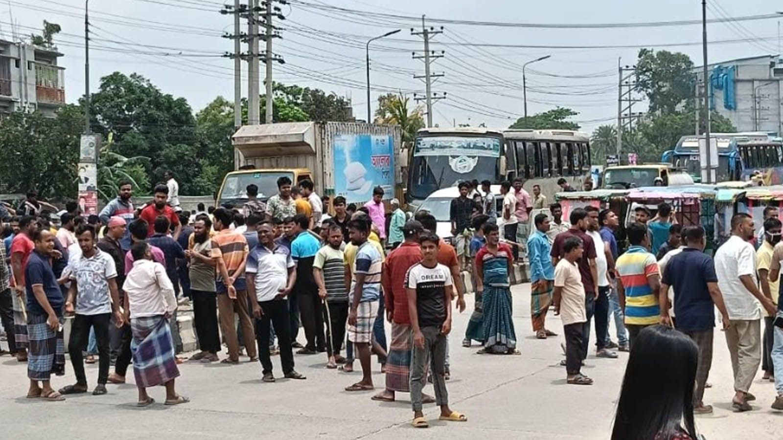 কালিয়াকৈরে বেতনের দাবিতে ঢাকা-টাঙ্গাইল মহাসড়ক অবরোধ