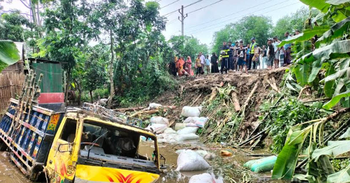 কালুখালীতে গরুবোঝাই ট্রাক খাদে পড়ে দুই ব্যবসায়ীর মৃত্যু