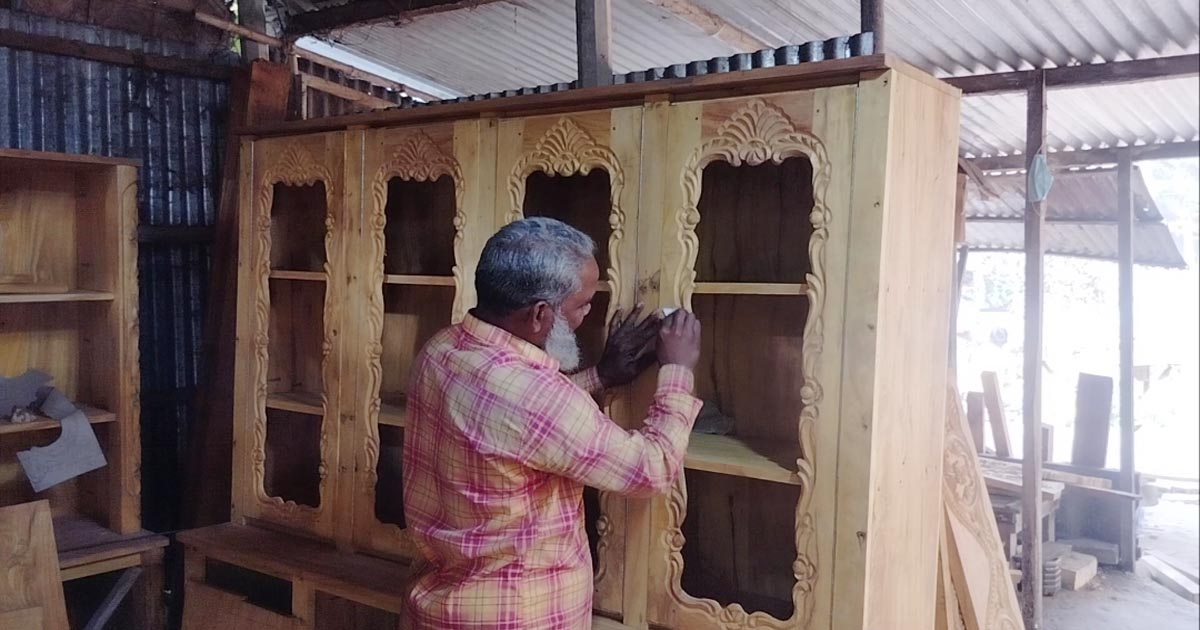 কাঠের তৈজসপত্র তৈরি করে ভাগ্য বদলেছেন ৫ শতাধিক পরিবার