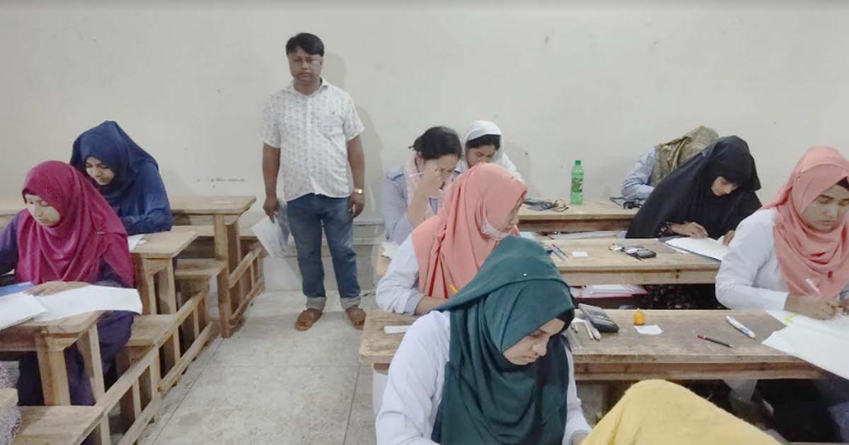 বাবার লাশ দাফন শেষে এইচএসসি পরীক্ষা দিলেন স্বর্ণালী
