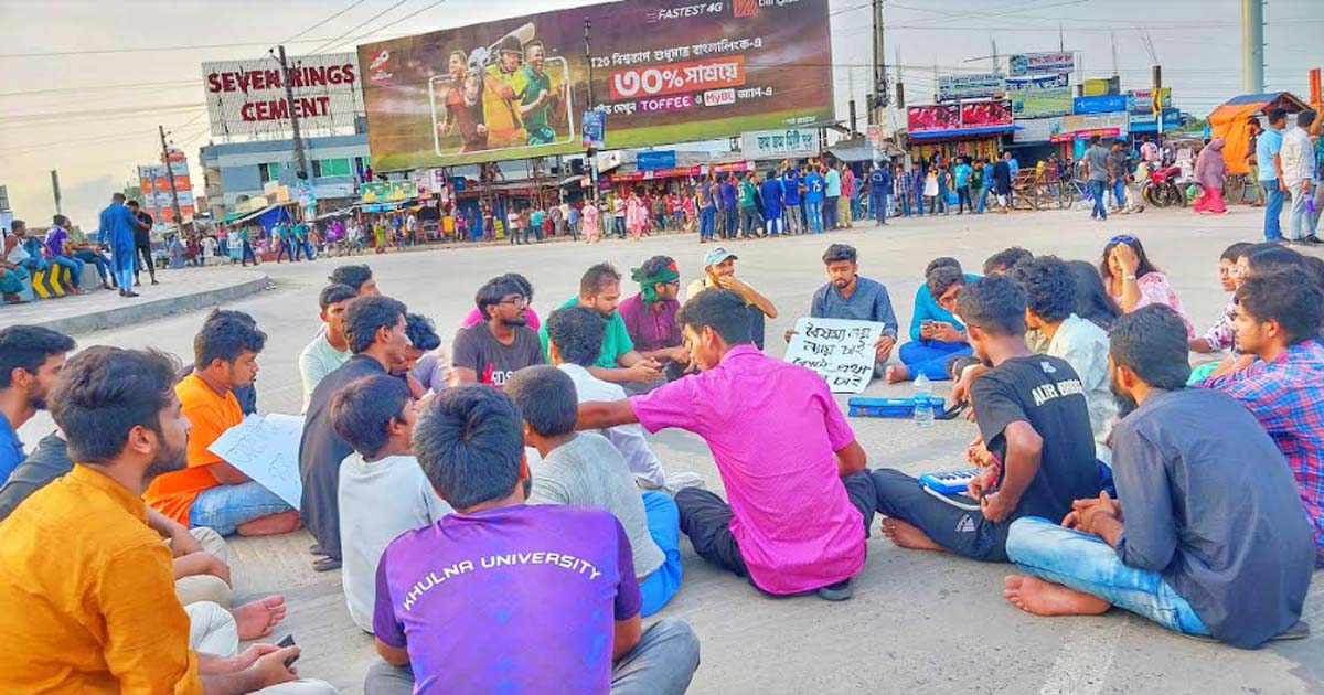 দ্বিতীয় দিনের মতো খুবি শিক্ষার্থীদের মহাসড়ক অবরোধ