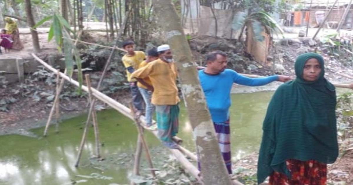 হোসেনপুরে ঝুঁকিপূর্ণ বাঁশের সাঁকোতে চলাচল