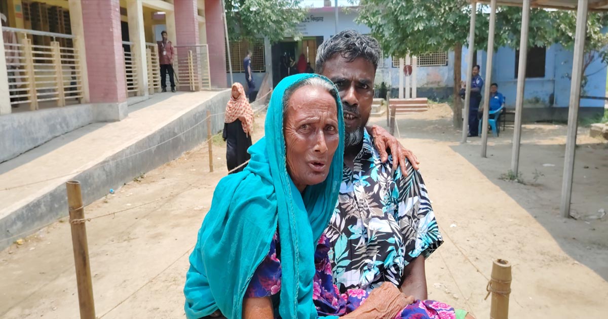 ভাতিজার কোলে উঠে ভোট দিতে আসলেন শতবর্ষী আমেনা বেগম