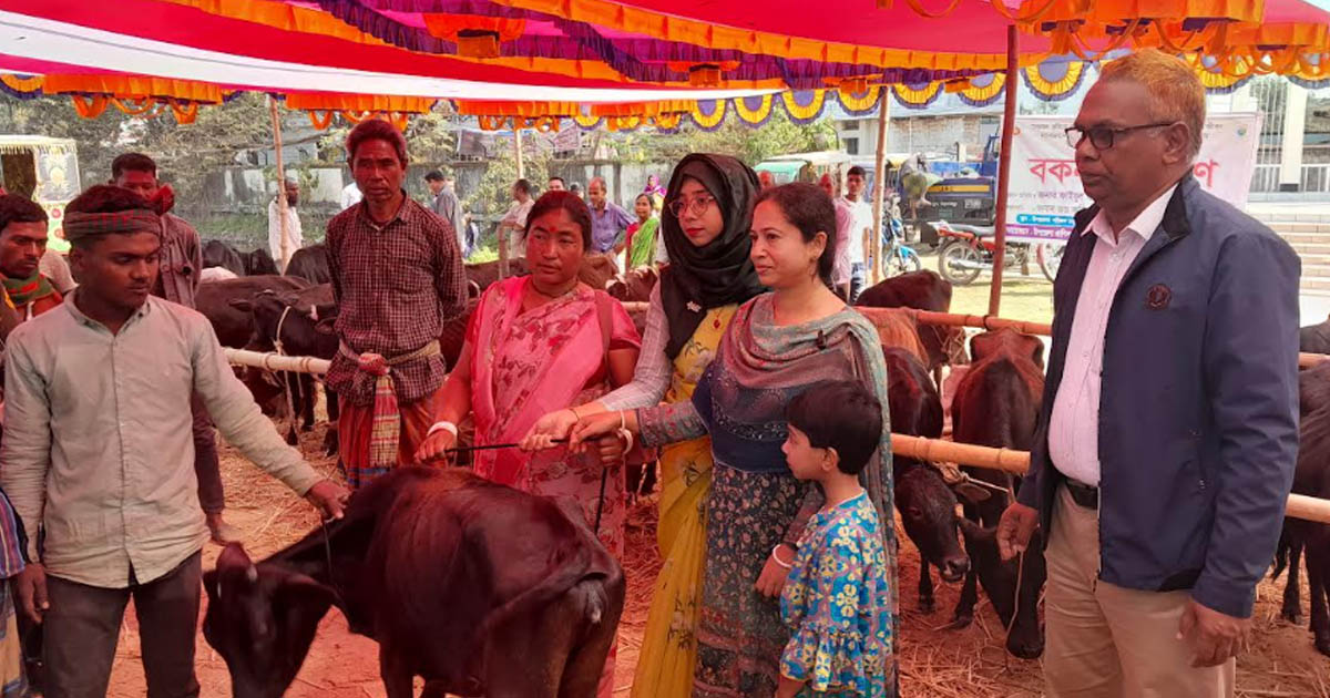 কলমাকান্দায় ক্ষুদ্র নৃগোষ্ঠী সদস্যদের মাঝে গরু বিতরণ