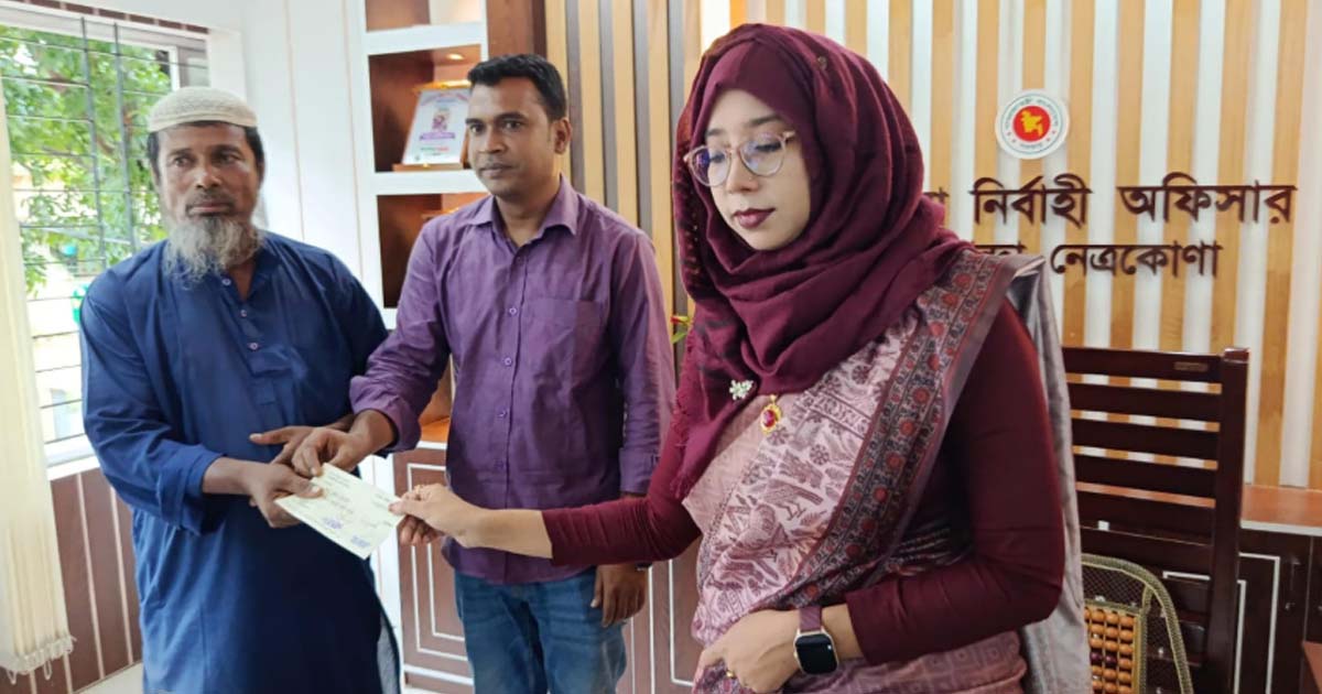 কলমাকান্দায় বজ্রপাতে নিহত পরিবারের মাঝে চেক বিতরণ