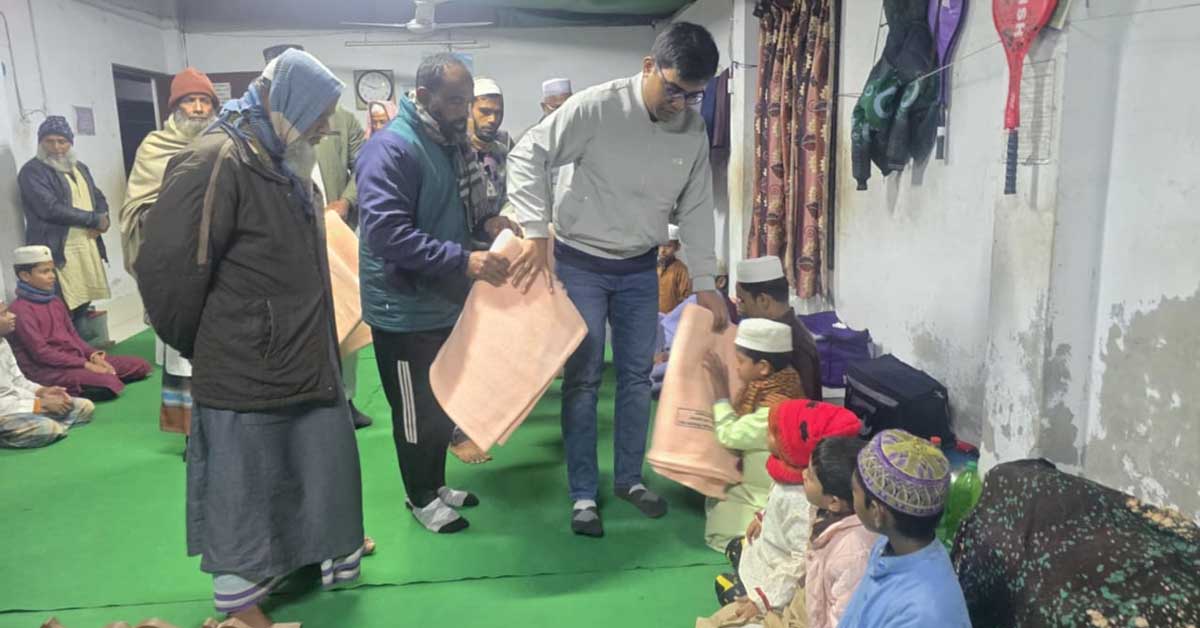 গভীর রাতে কম্বল নিয়ে হাজির রূপসার ইউএনও