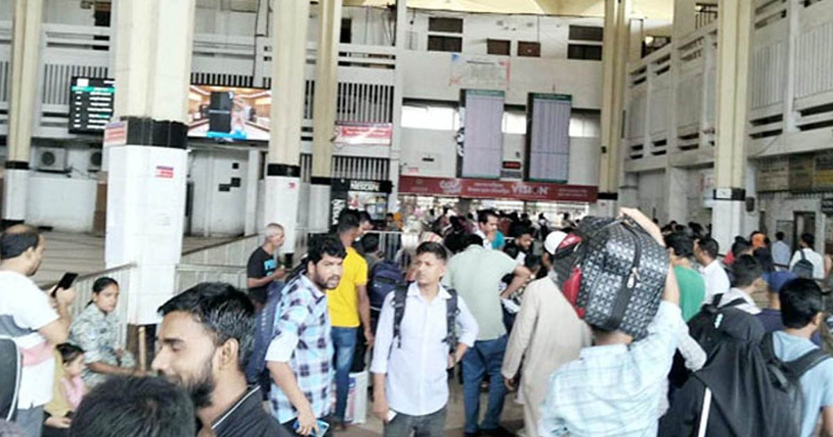 রাজধানী ছাড়ছে মানুষ, কমলাপুরে ঘরমুখো যাত্রীদের ভিড়