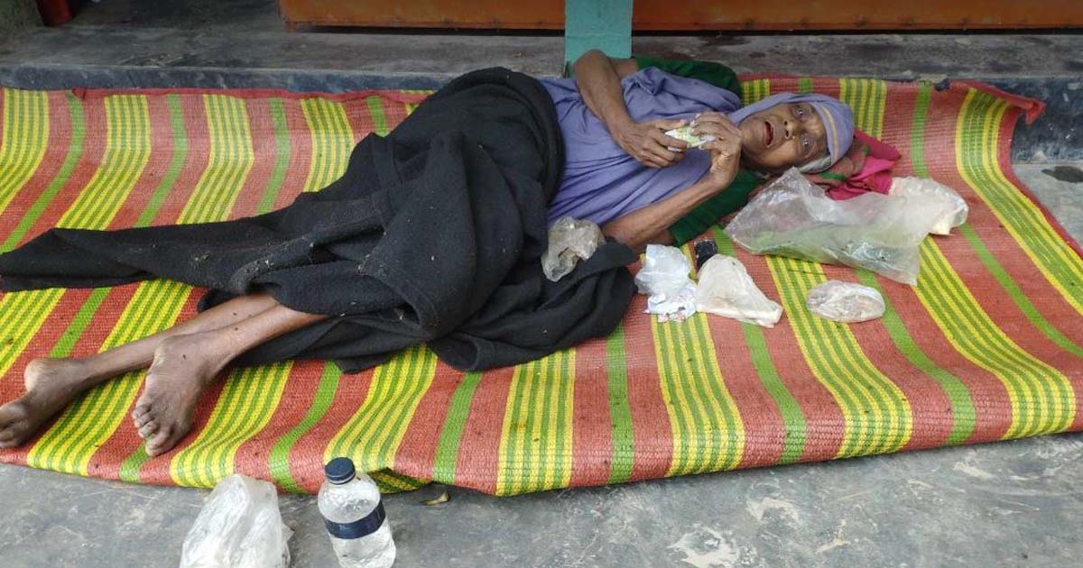 ‘তোমার সঙ্গে আমি আর নাই’ বলে খোলা আকাশের নিচে মাকে ফেলে গেলেন ছেলে