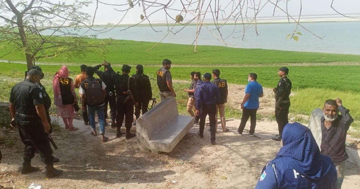 কুমারখালীতে যৌথ অভিযানে এক সন্ত্রাসীসহ দুই সন্দেহভাজন আটক