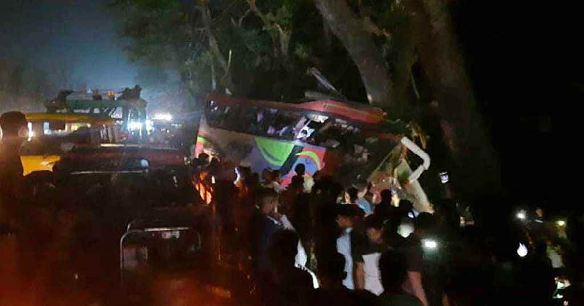 বিদ্যুতের খুঁটির সঙ্গে বাসের ধাক্কায় নিহত ৩