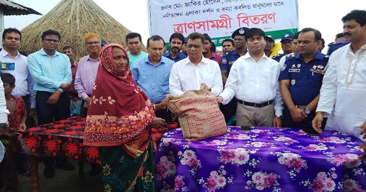 কুড়িগ্রামে বৈরি আবহাওয়া উপেক্ষা করে ত্রাণসামগ্রী বিতরণ