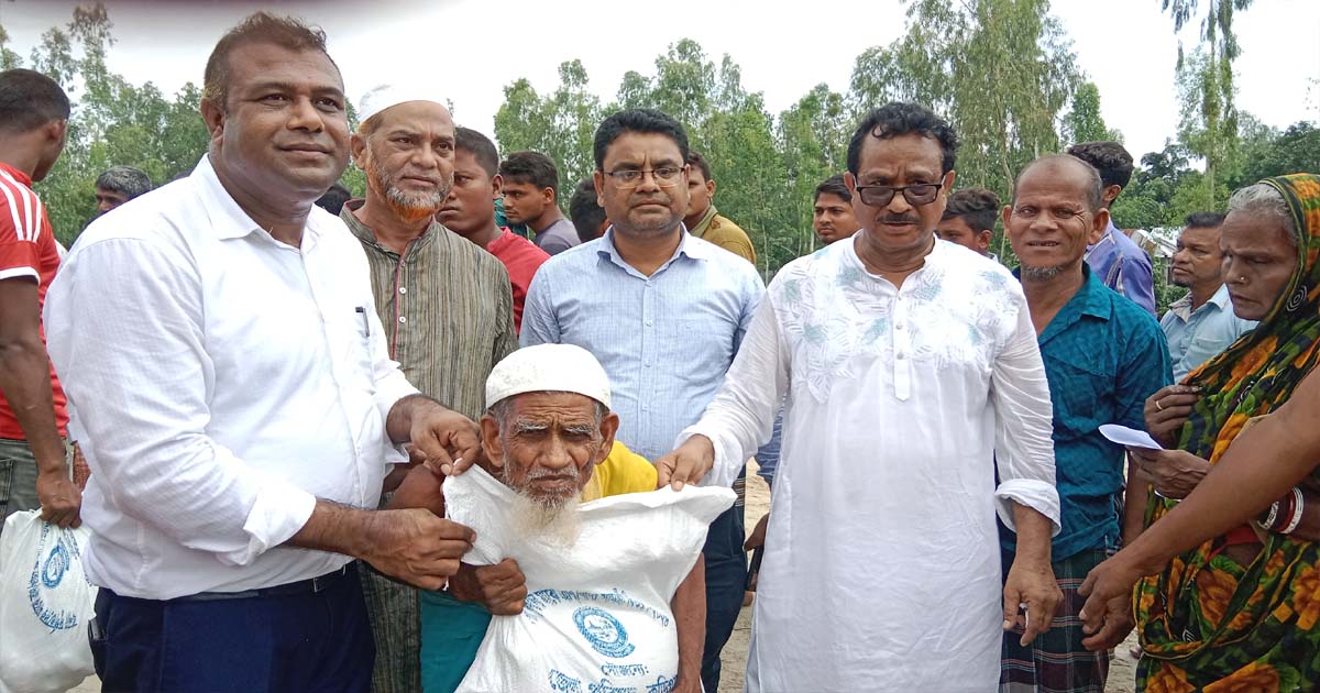 কুড়িগ্রাম জেলা পরিষদের উদ্যোগে বন্যাদুর্গতদের মাঝে ত্রাণসামগ্রী বিতরণ