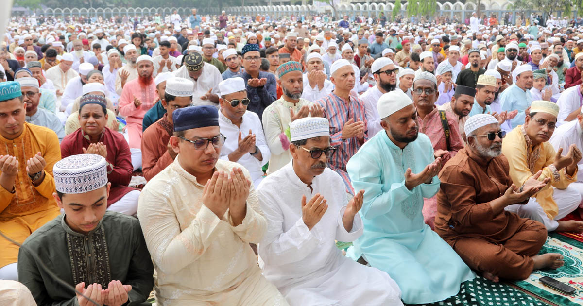 কুমিল্লায় ঈদ জামাতে মুসল্লিদের ঢল