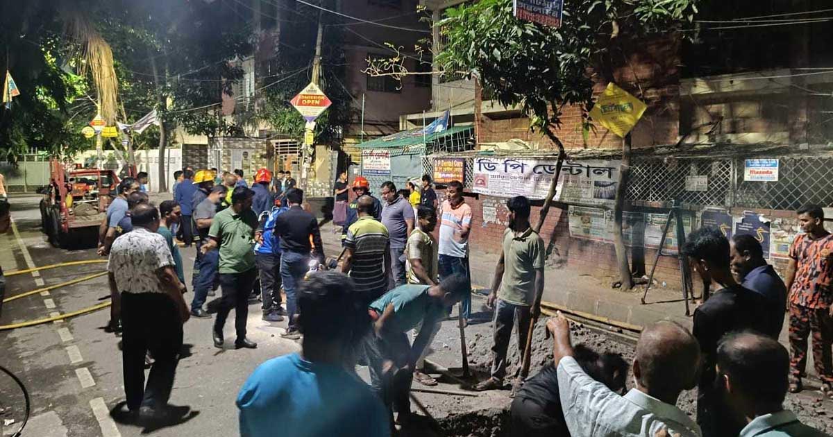 লালমাটিয়ায় গ্যাসের লাইনে আগুন