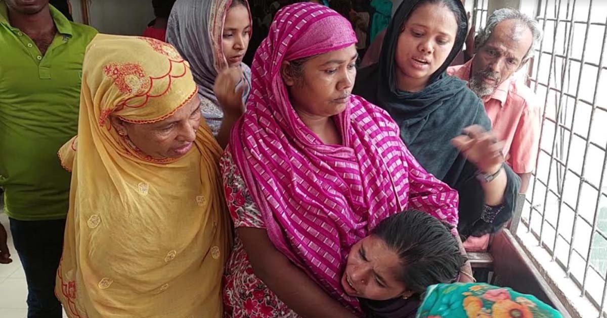 লক্ষ্মীপুরে যাত্রীবাহী বাসচাপায় দাদা-নাতনি নিহত