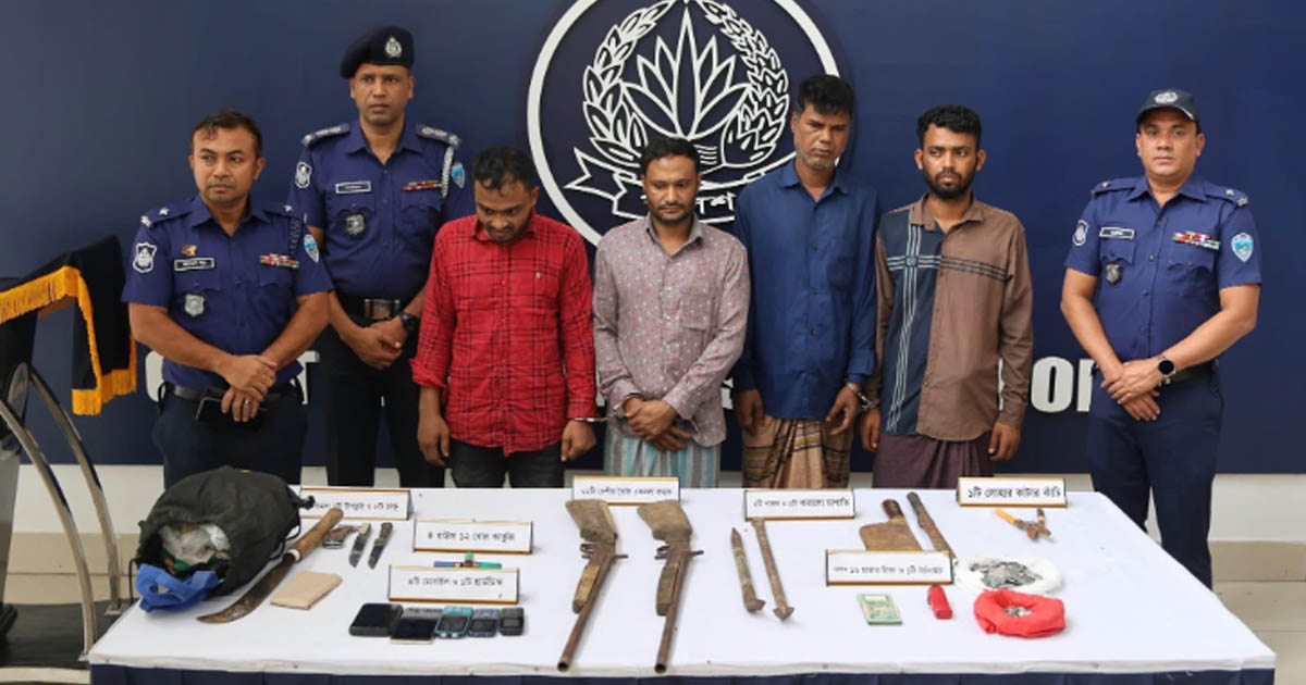 লোহাগাড়ায় আগ্নেয়াস্ত্রসহ আন্তঃজেলা ডাকাত চক্রের ৪ সদস্য গ্রেপ্তার
