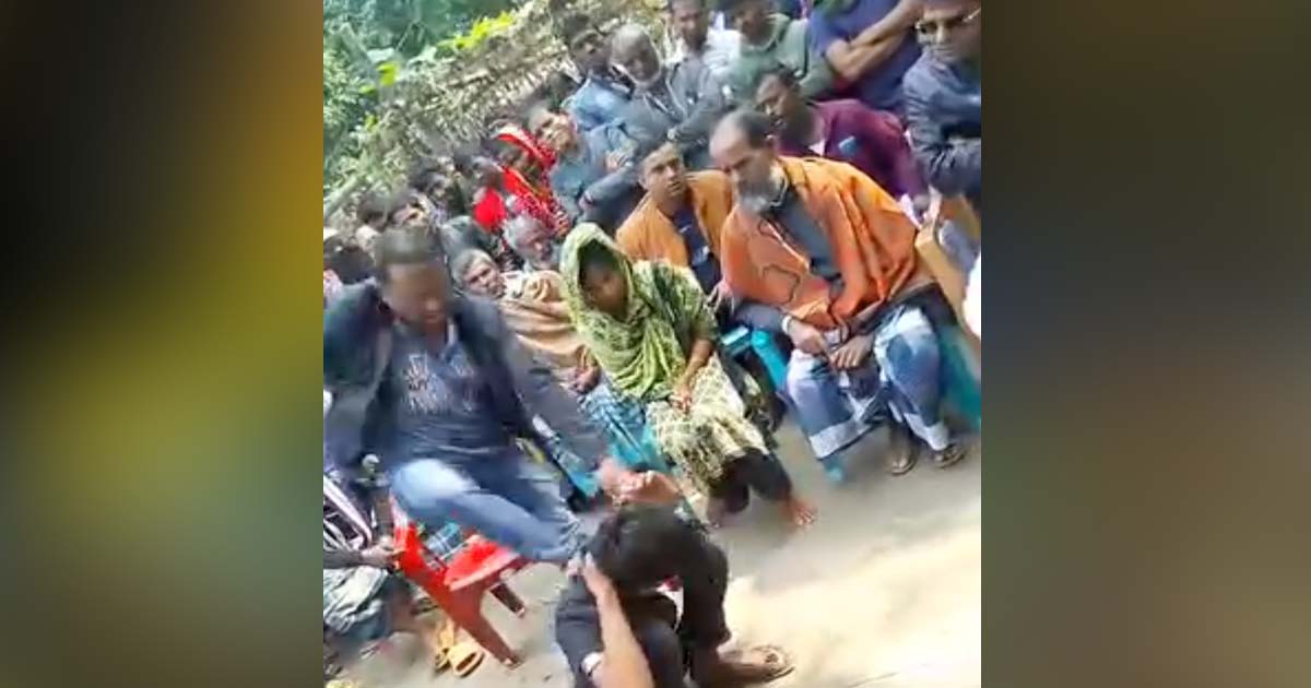শালিস-বৈঠকে পরকীয়া প্রেমিককে স্যান্ডেল দিয়ে পিটানোর ভিডিও ভাইরাল