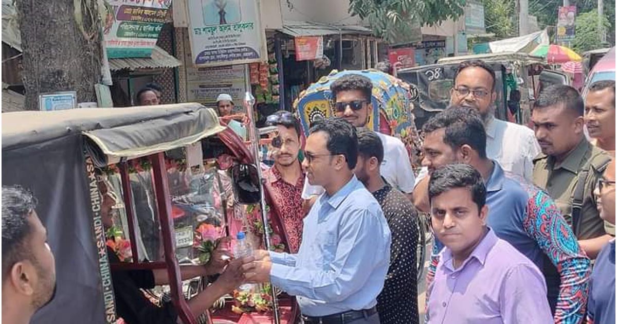 মদনে খাবার পানি ও স্যালাইন বিতরণ