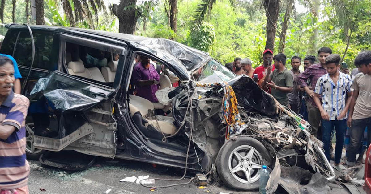 বাস-মাইক্রোবাসের মুখোমুখি সংঘর্ষ, শিশুসহ আহত ১০