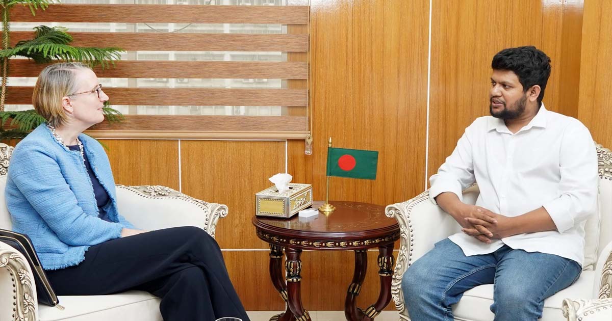 তথ্য উপদেষ্টার সঙ্গে ব্রিটিশ দূত কুকের সাক্ষাৎ