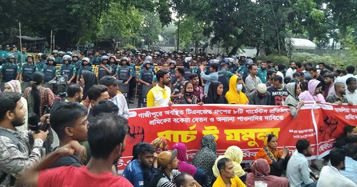 মার্চ টু যমুনা: কাকরাইল মোড়ে অবস্থান শ্রমিকদের 