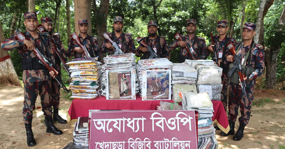 মাটিরাঙ্গা পলাশপুর বিজিবি জোনের অভিযানে ভারতীয় শাড়ি ও টি-শার্ট জব্দ