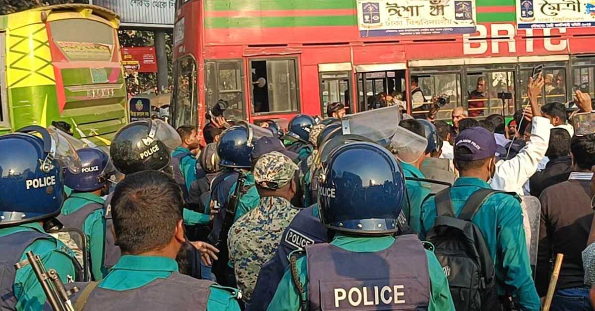 ব্যারিকেড ভেঙে সচিবালয় অভিমুখে লং মার্চ ম্যাটস শিক্ষার্থীদের