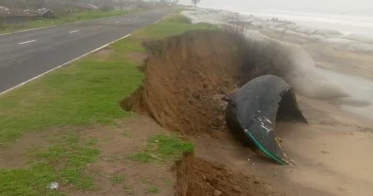 ঢেউয়ের আঘাতে ভাঙছে টেকনাফ মেরিন ড্রাইভ সড়ক
