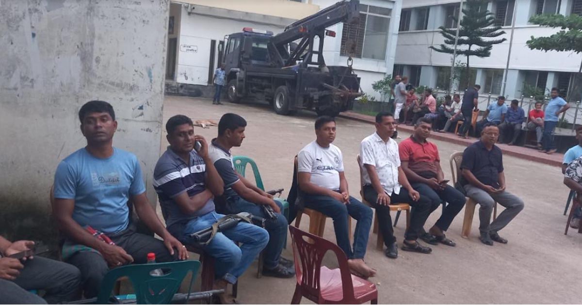 মির্জাপুরে ১১ দফা দাবিতে পুলিশের কর্মবিরতি