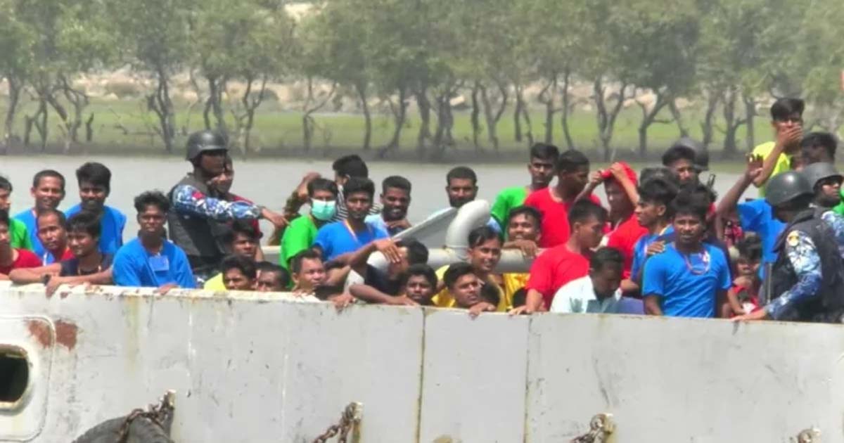 ১৭৩ বাংলাদেশি নিয়ে কক্সবাজারে মিয়ানমারের জাহাজ
