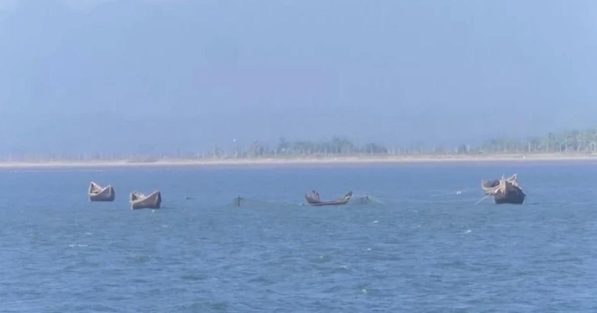 সেন্টমার্টিনগামী ট্রলারকে লক্ষ্য করে গুলি ছুড়ল মিয়ানমার