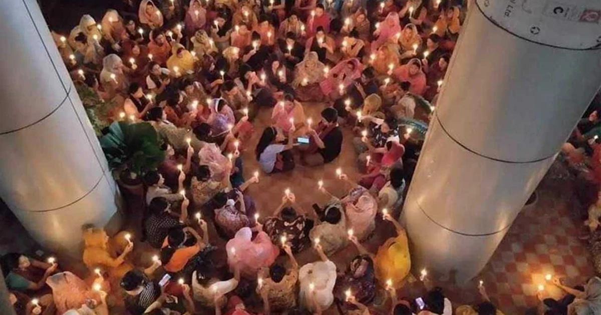 মোমবাতি প্রজ্বলন করে নিহতদের স্মরণ করলো জবি শিক্ষার্থীরা