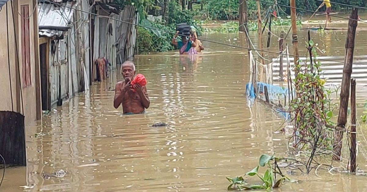 ধলাই নদীর প্রতিরক্ষা বাঁধ ভেঙে পানিবন্দি লাখ মানুষ
