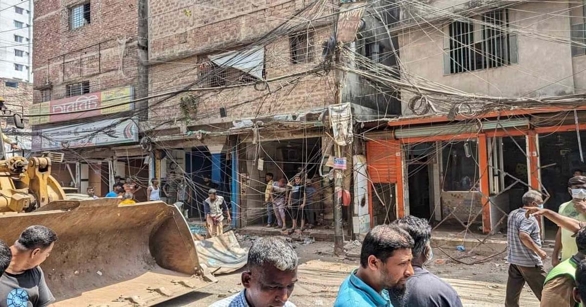 মুগদায় ভাঙা হচ্ছে সড়কের পাশের দোকানপাট