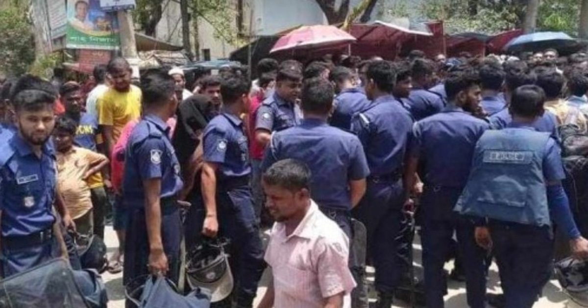ফতুল্লায় সড়কে বৈদ্যুতিক খুঁটি ফেলে শ্রমিকদের অবরোধ