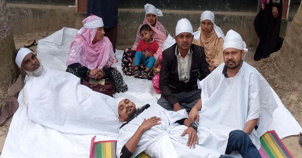 তাড়াশে নকল নবিশদের চাকরি জাতীয়করণের দাবিতে আমরণ অনশন