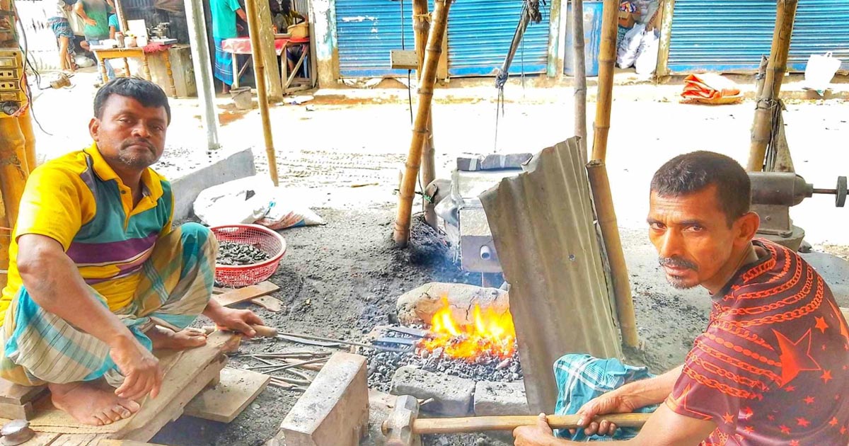 ঈদকে সামনে রেখে ব্যস্ততা বেড়েছে নাগরপুরের কামার শিল্পীদের