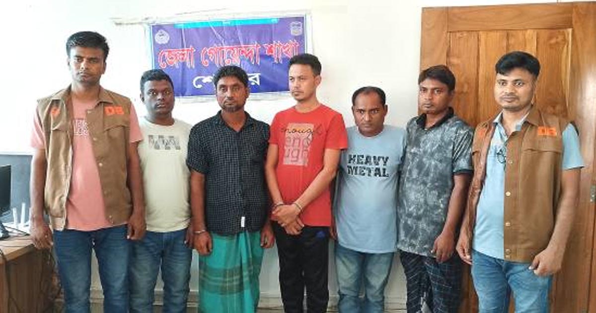 মদ খেয়ে রাস্তায় মাতলামি, যুবলীগ নেতাসহ গ্রেপ্তার ৫