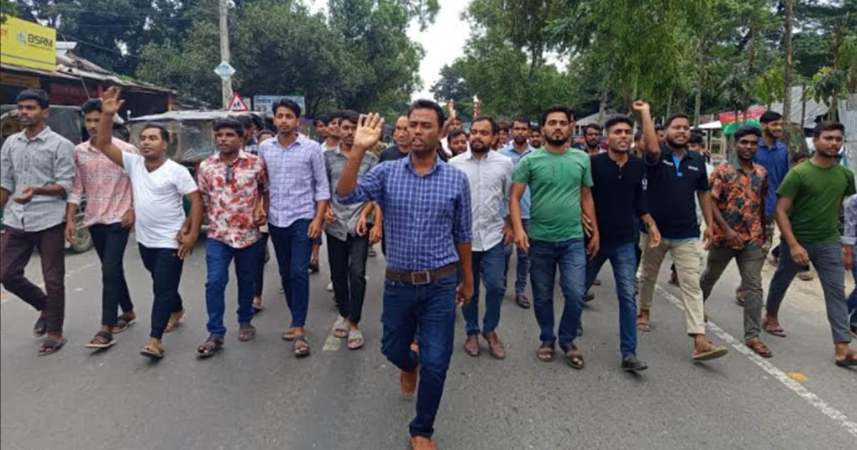 রাষ্ট্রপতির পদত্যাগের দাবিতে নান্দাইলে ছাত্রদলের বিক্ষোভ