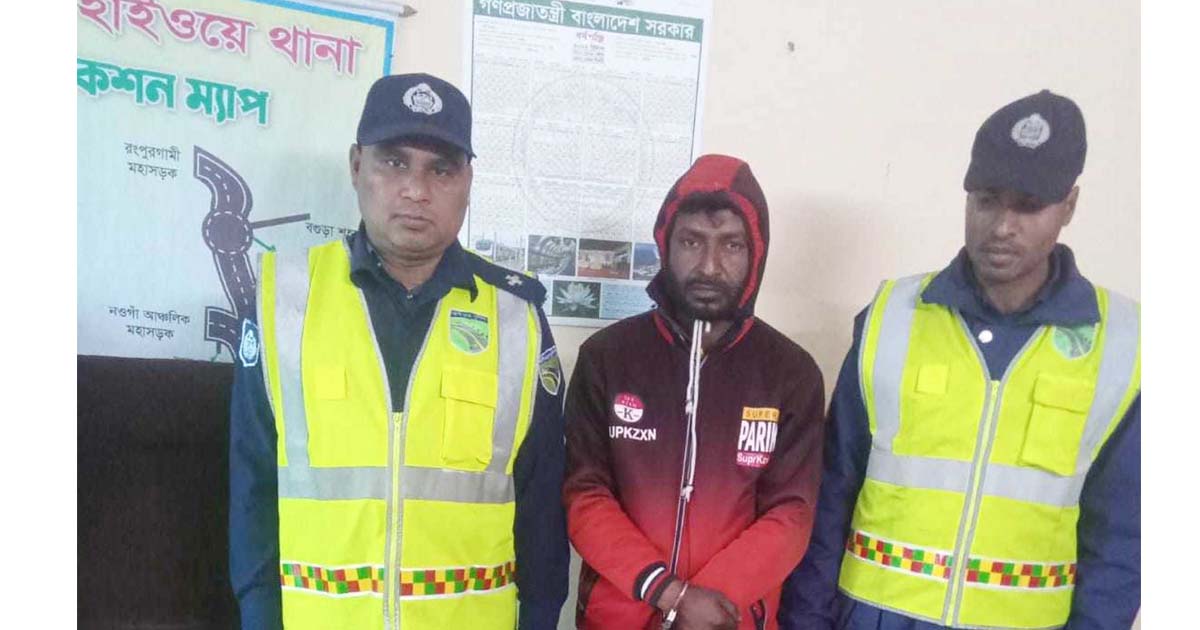 যাত্রীবাহী বাসে অভিযান, ফেনসিডিলসহ কারবারি আটক
