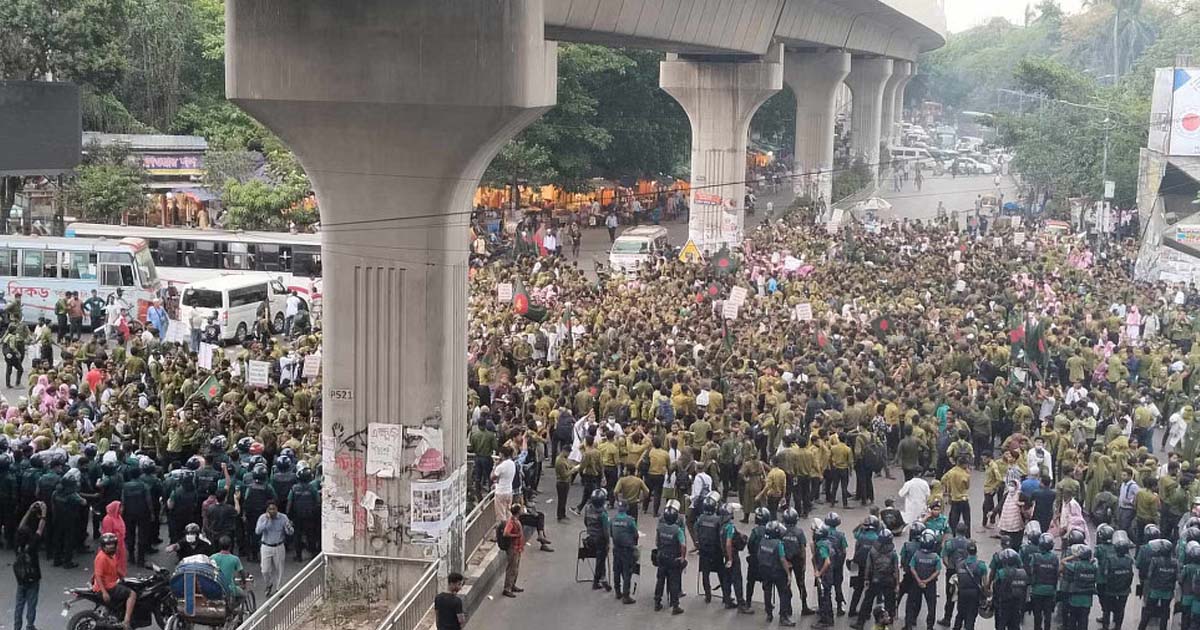 ডিপ্লোমা নার্সিং কলেজ শিক্ষার্থীদের শাহবাগ অবরোধ