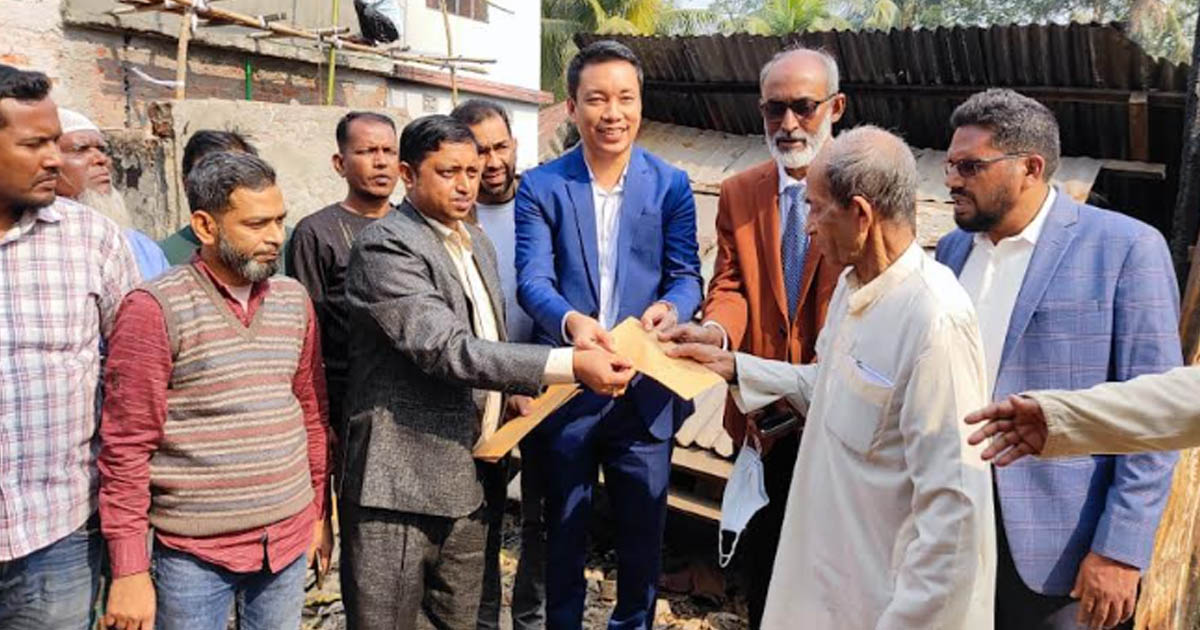 নাজিরপুরে অগ্নিকাণ্ডে ক্ষতিগ্রস্ত দোকান মালিকদের আর্থিক সহায়তা