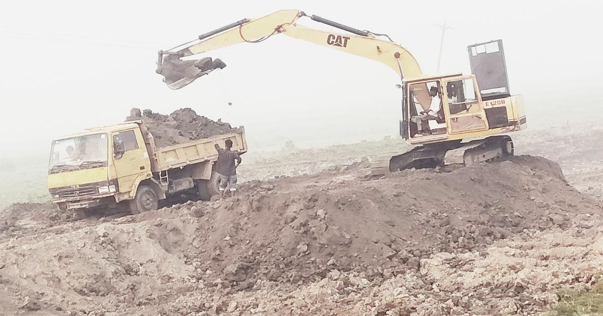 ফসলি জমি ও নদীর তীর থেকে অবাধে মাটি কর্তন