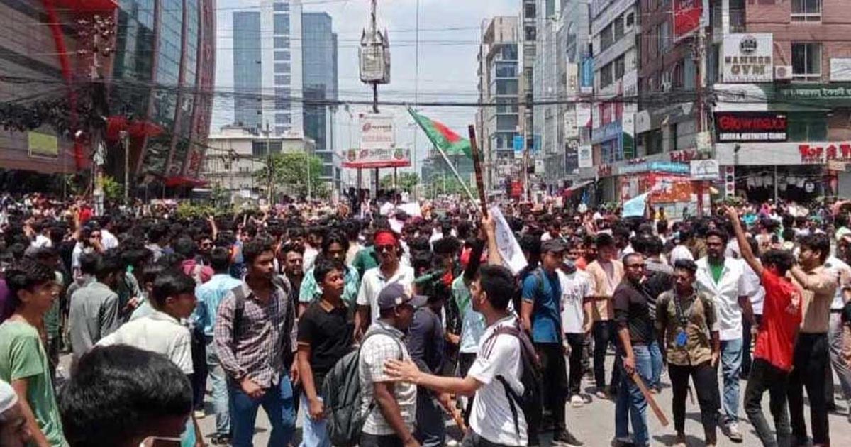 উত্তরায় পুলিশ বক্স ভাঙচুর, সংঘর্ষ চলছে