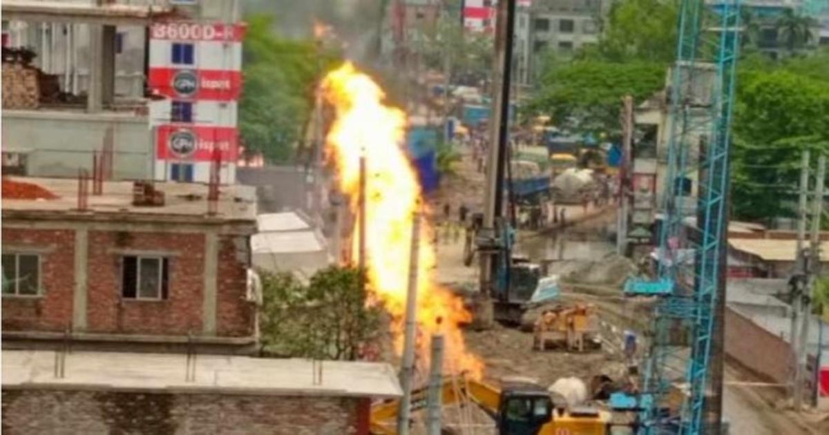 ফতুল্লায় গ্যাসের পাইপ থেকে ভয়াবহ অগ্নিকাণ্ড
