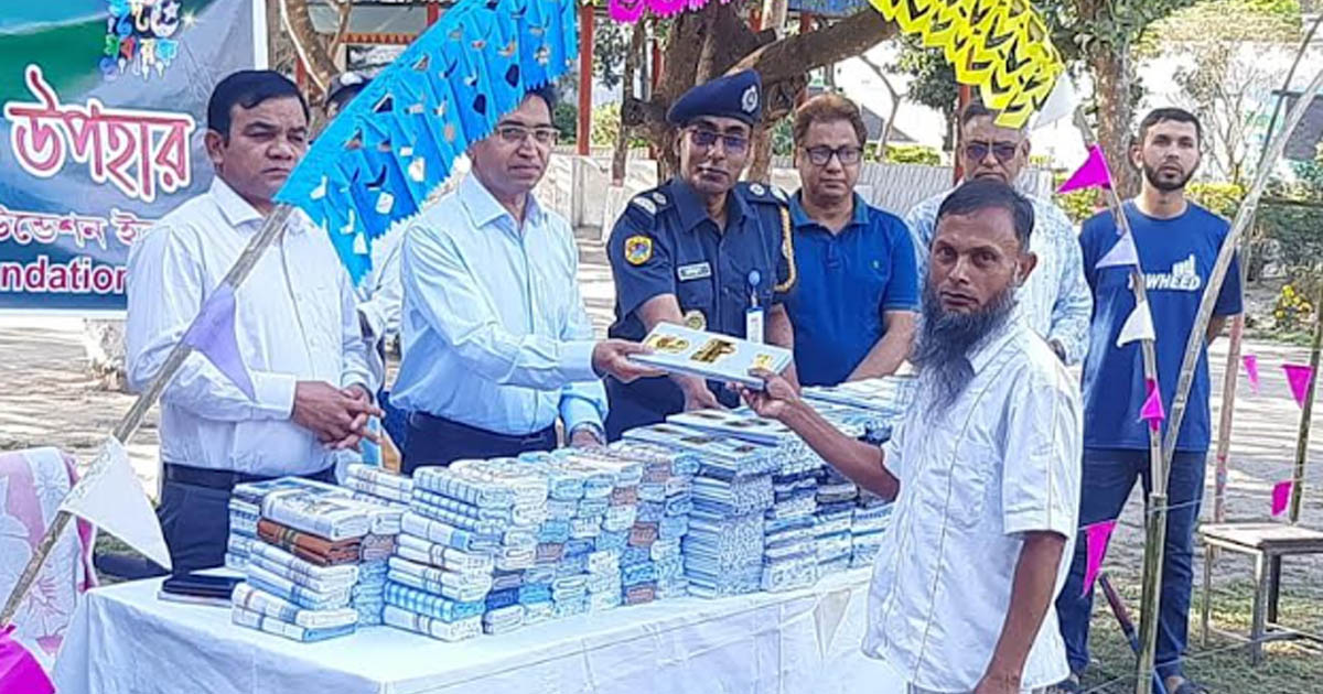 নীলফামারীতে কয়েদিদের মাঝে ঈদ উপহার বিতরণ