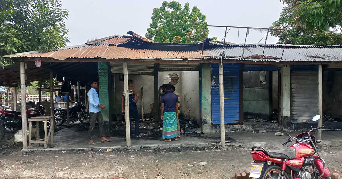 নীলফামারী  মনাগঞ্জ বাজারে অগ্নিকাণ্ডে ১৮ টি দোকানে প্রায় কোটি টাকার মালামাল পুড়ে ছাই
